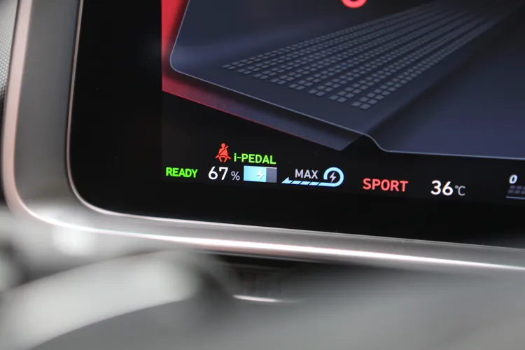 透過方向盤後方的i-Pedal，依需求多段調整動能回充的力道，甚至可轉換為單踏板模式。林浩昇攝