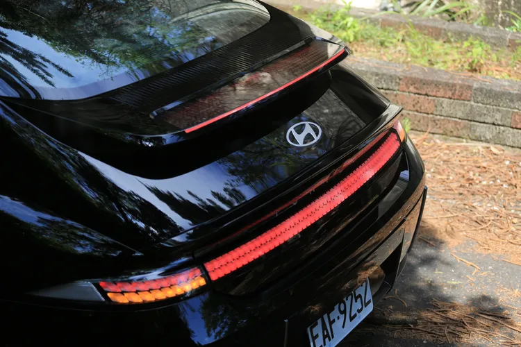 個人最喜歡IONIQ 6車尾這個角度，延伸至大型尾翼上緣的第三煞車燈，加上細長型的Pixels參數化尾燈，放眼當今車壇就是顯得不凡。林浩昇攝