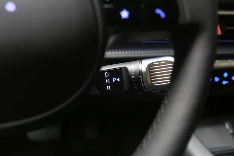 排檔操作位於方向盤後方，不僅造型出色，操作邏輯也相當清晰易懂。林浩昇攝