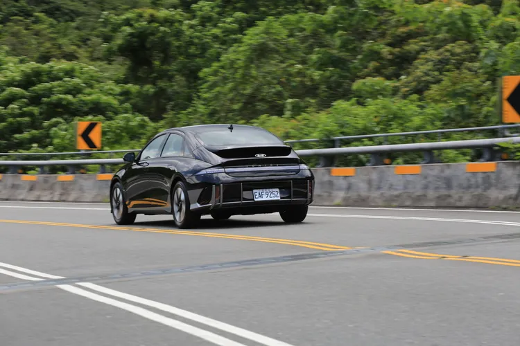 IONIQ 6 EV600在中高速行駛時，擁有一種大車般沉穩、中型車靈活身段的性格，且由於低重心、低風阻，握著方向盤時仍會有著駕馭「Sport Car」般的樂趣。林浩昇攝