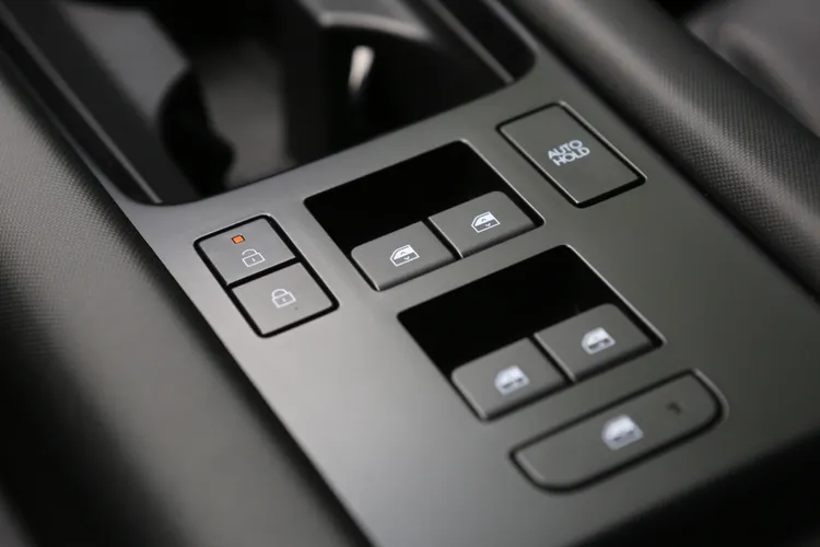 四門電動窗設置在中船區域，算是相當新奇的位置安排。林浩昇攝