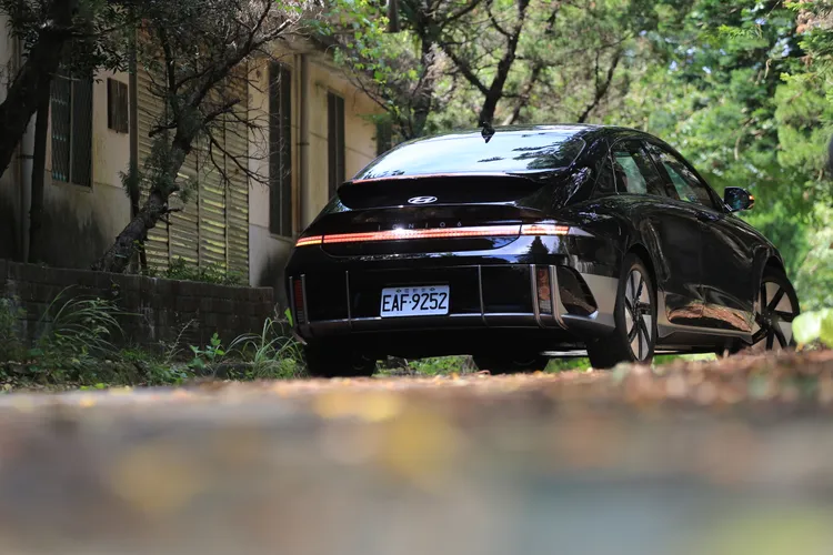 將1920年代的車身線條巧妙地與類鯨魚尾翼結合，揉合古今的設計手法在IONIQ 6上蹦出美妙的視覺火花。林浩昇攝