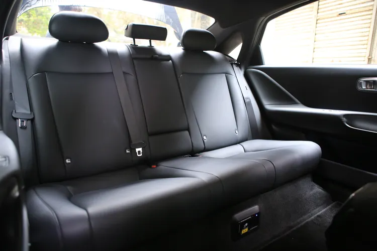 IONIQ 6後座極為平整的地板、超大的縱向空間營造出極為放鬆的乘車氛圍，後座即使人高馬大的乘員也能舒適愜意的乘坐。林浩昇攝