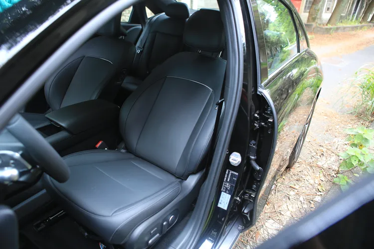 前座能透過一鍵操作，隨時可調整為放鬆模式，無論是短暫休憩、辦公身體都能獲得較大伸展區域。林浩昇攝