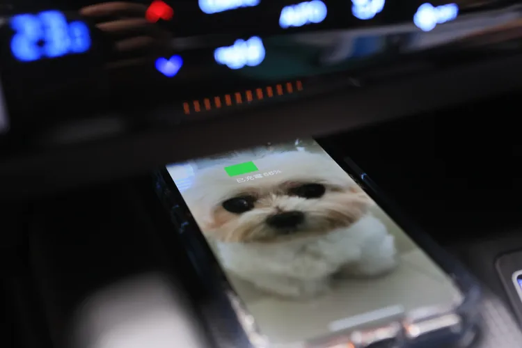 中控台下方附有手機無線充電面板，並且附有無線Apple CarPlay與Android Auto。林浩昇攝