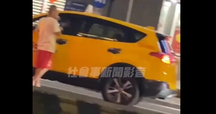 陳男抓著車門不放。翻攝自社會事新聞影音