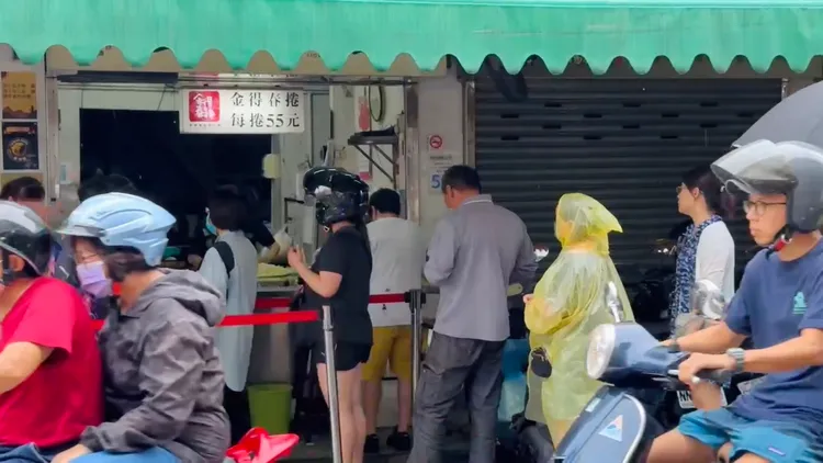 金得春捲也是大排長龍。讀者提供