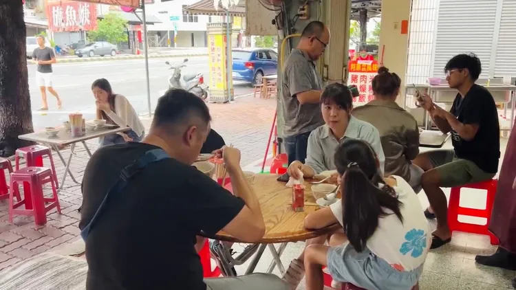 外縣市遊客來六千牛肉湯嘗鮮。讀者提供