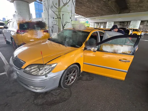 小黃司機停重新橋下躲太陽休息 躺駕駛座「叫不醒」疑猝死