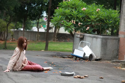 王瞳遭推車高速推撞肚中寶寶生死未卜 陳仙梅第一時間竟襲胸