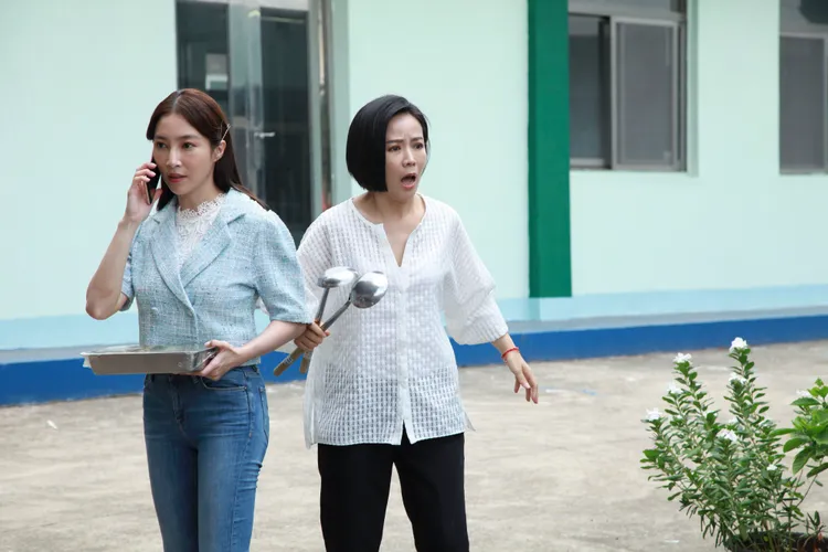 張家瑋（左）假冒千金跟陳仙梅相認，讓觀眾氣得牙癢癢。民視提供