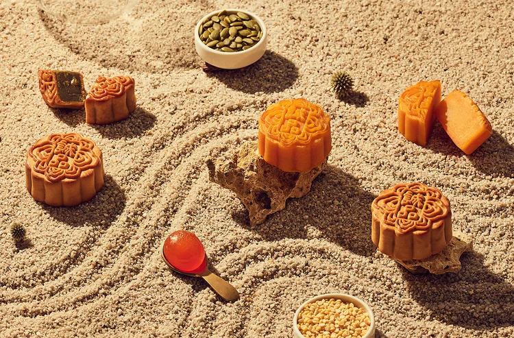 誠品行旅中秋月餅禮盒運用在地食材的三款傳統月餅，以味覺記憶土地豐饒軌跡。誠品行旅提供