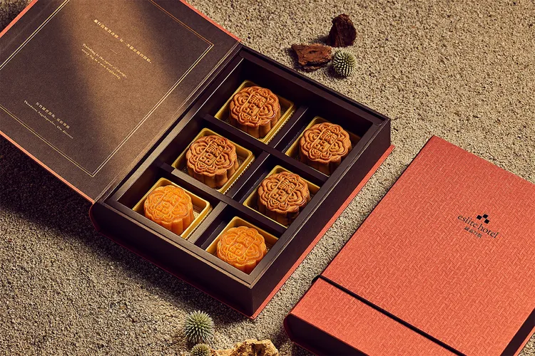 誠品行旅中秋月餅禮盒揉合品牌圖騰與象徵台灣的磚紅色，溫潤傳承豐饒的在地文化。誠品行旅提供