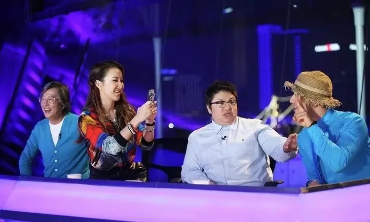王偉忠（左起）、李玟、韓紅和黃曉明是節目評審。翻攝黃曉明微博