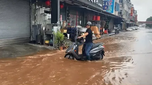台東「黃泥水」淹整條路 10米巨浪擊沉2艘船