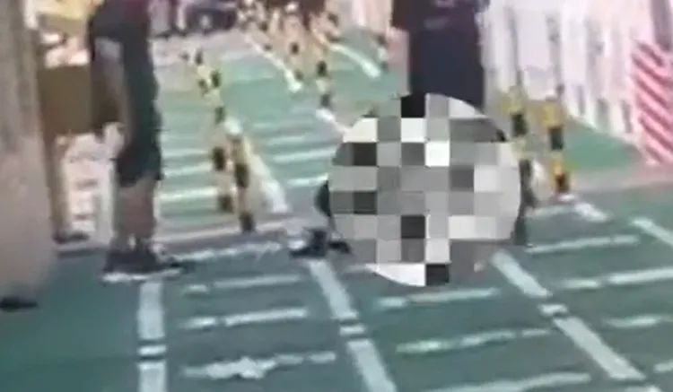 附近的鄉民（右）看不下去，制止住當街打老婆的油膩中年男。翻攝微博/內蒙古赤峰松山區