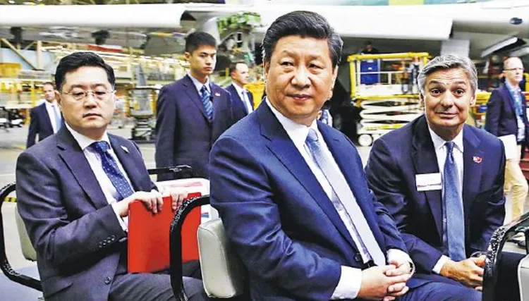 秦剛（左）被視為中國國家主席習近平（中）的親信愛將，陪同出席各種場合。資料照片