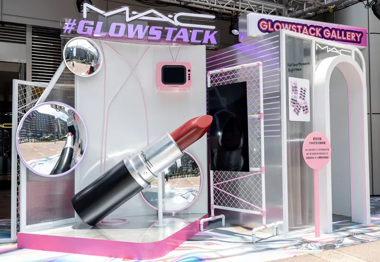 M.A.C Y2K光次元咖啡館即日起至7月5日，於台北忠孝SOGO登場。品牌提供