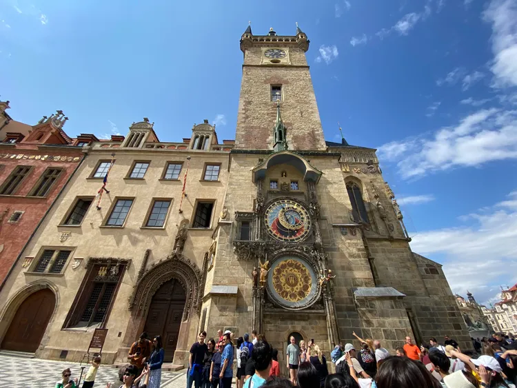 天文鐘每到整點兩扇窗戶會打開。陳怡文攝