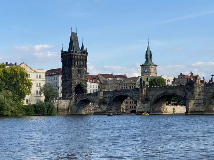 查理大橋是將近七百年的古老石橋。陳怡文攝