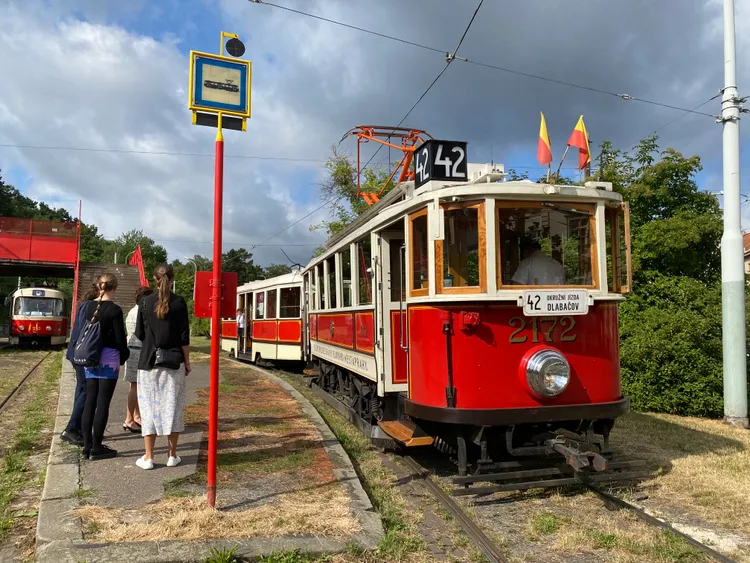 布拉格懷舊輕軌電車41號線與42號線是每年夏季限定的特殊體驗。陳怡文攝