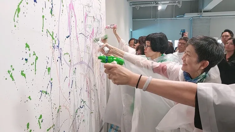 來賓一起參與創作。凃建豐攝