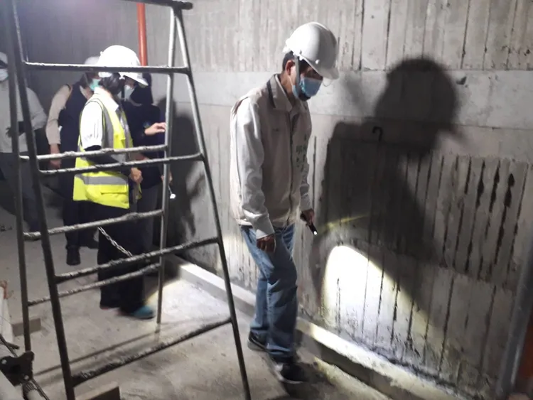 防疫人員巡視工地暗溝。衛生局提供