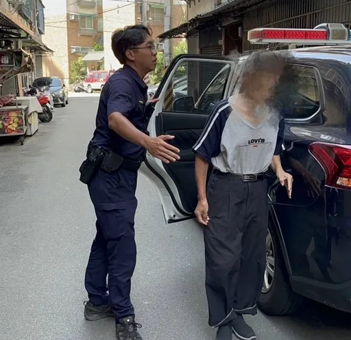 一通查詢電話讓桃警放心不下　來回奔馳百里護送迷途長者返家