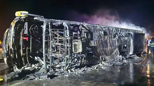 印公車爆胎翻覆起火　逃不及！釀25死8傷慘劇