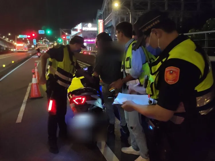 昨天晚間共開罰11車。翻攝畫面