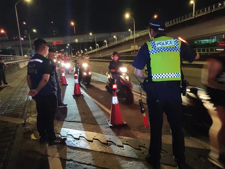 警方針對改裝車開罰。翻攝畫面