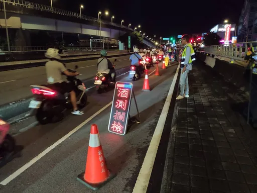 板橋警結合環保局取締噪音車 一夜攔查百車、共11輛開罰