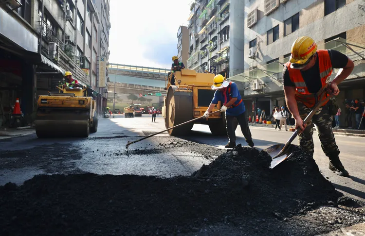 南京西路天坑路面鋪設中。林林攝
