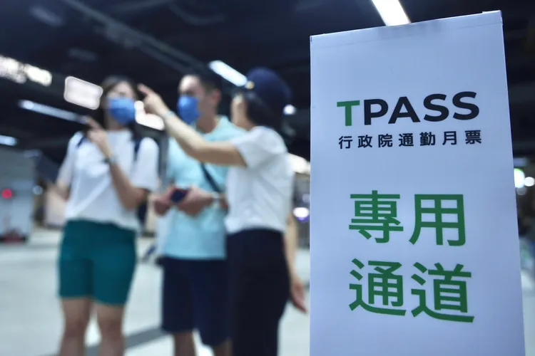 在台鐵使用TPASS月票要走專用通道。林林攝