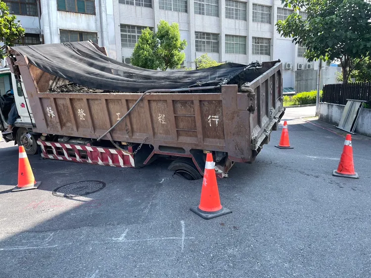 水利局將釐清是否工程車超重、施工影響或箱涵老舊問題。讀者提供