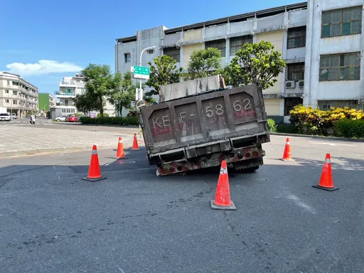 台南安南现天坑!砂石车后轮陷入歪斜 水利局研判可能原因有这3个