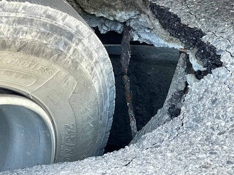 砂石車左後輪陷入。讀者提供