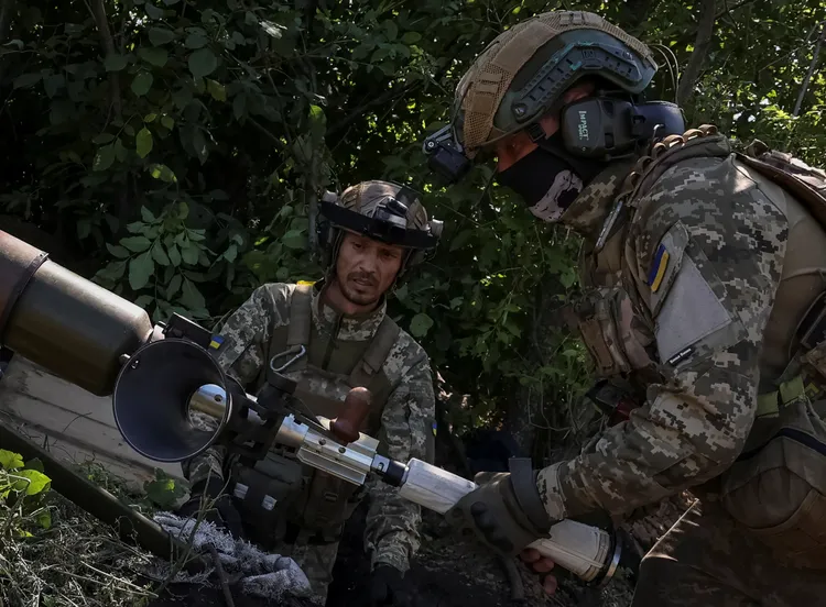 烏軍於巴赫穆特附近使用反坦克榴彈。路透社