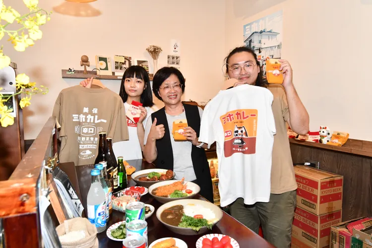 美保咖哩走文創風，開發許多周邊商品。縣府提供