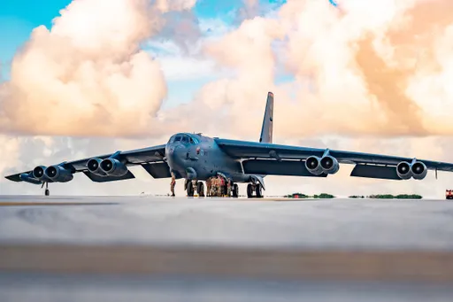罕見！美軍B-52降落日本橫田基地　疑發動機出問題