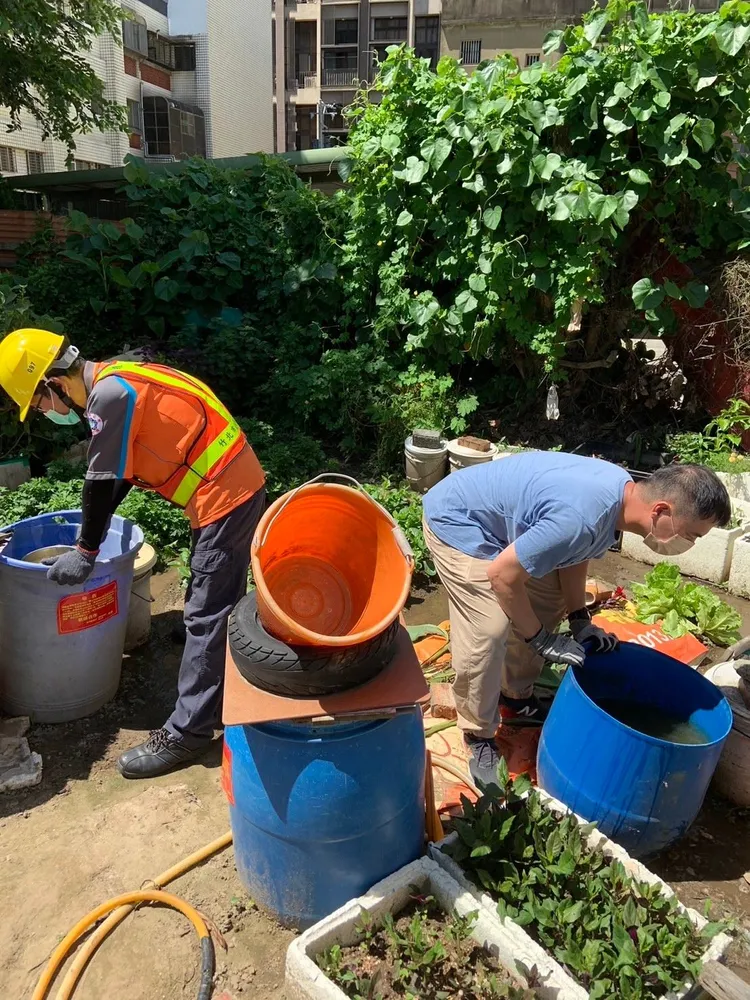 竹縣清潔隊員和民眾攜手清除積水容器。新竹縣府提供