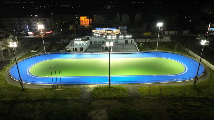 「永大滑輪溜冰場」是全國首座戶外200公尺拋物線賽道溜冰場。市府提供