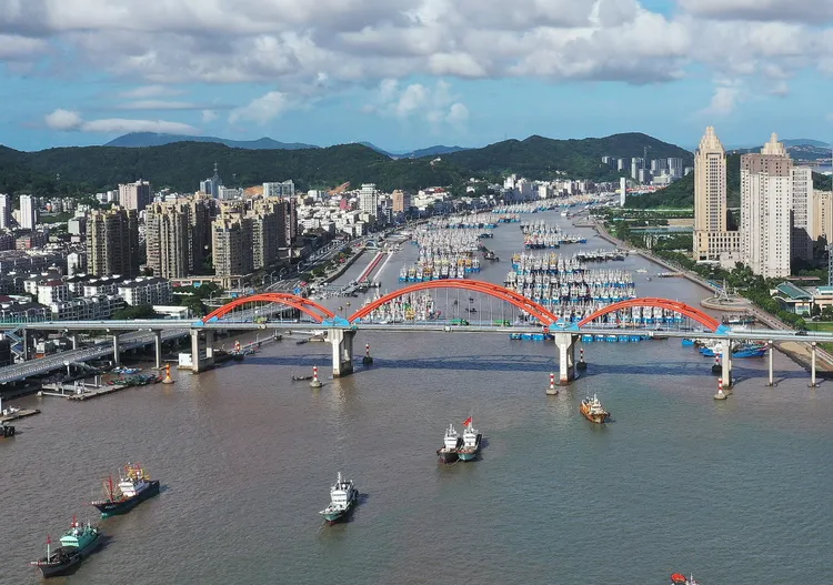 浙江舟山市普陀區沈家門漁港，漁船入港避颱風。新華社