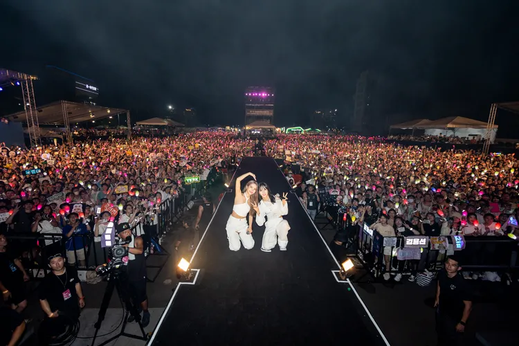 MAMAMOO+開心跟台灣粉絲拍大合照。寬寬整合行銷提供