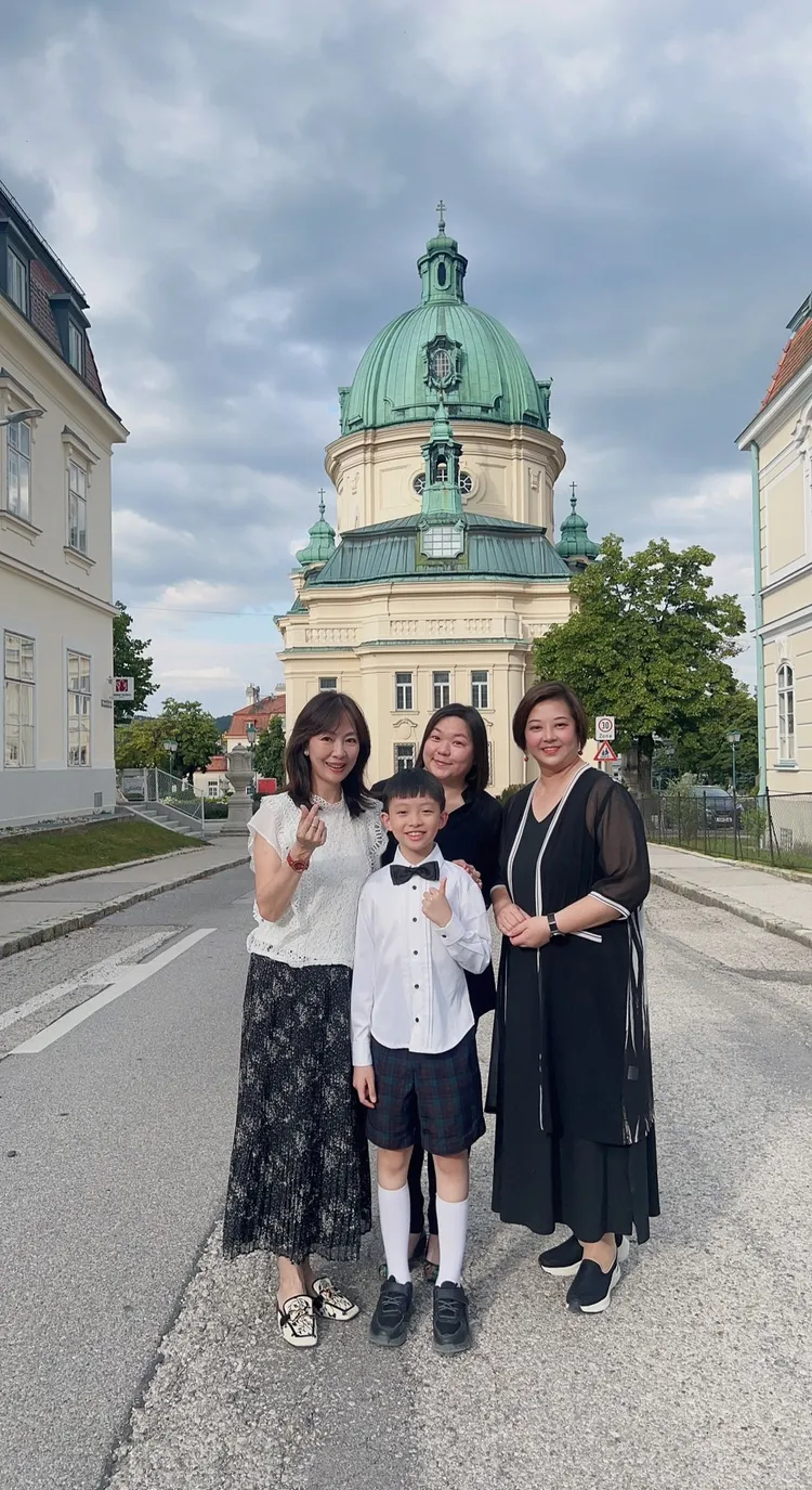 郭昱晴（左起）、兒子Lingo、吳怡文老師（中）、莊嘉琪老師（右）在維也納 合照。郭昱晴提供
