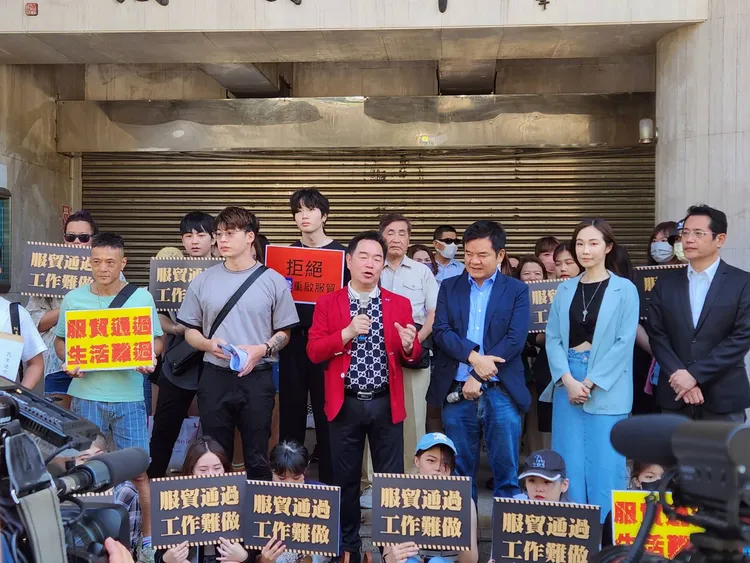 美髮業者至立法院群賢樓前陳情。施智齡攝