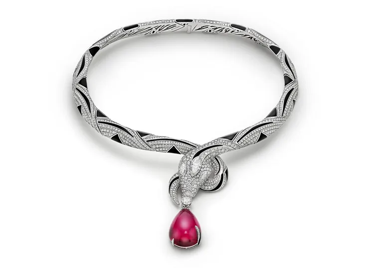 Eclipse Serpenti頂級紅碧璽、縞瑪瑙與鑽石項鍊，鑲嵌約34.48克拉梨形切割弧圓形紅碧璽，未定價。品牌提供