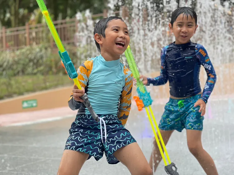 小朋友在九族文化村「水立方」遊憩區玩得開心。業者提供