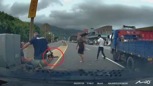 拖下車狂揍！砂石車兄弟打趴貨車父子　25秒影片揭「動怒原因」