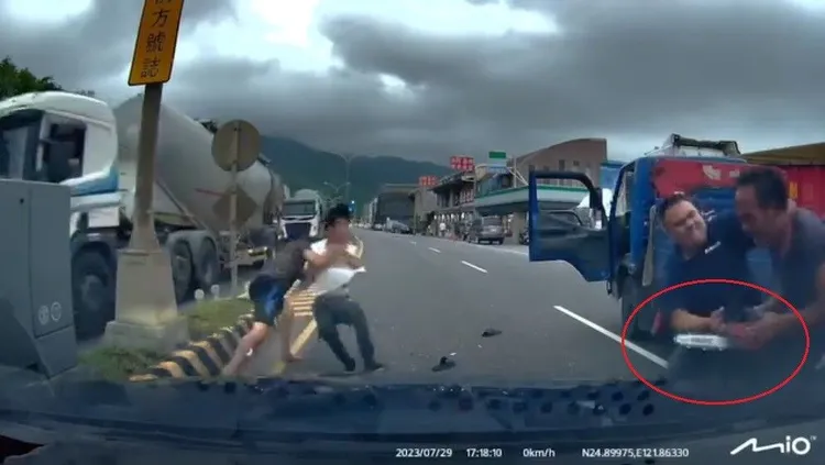 貨車駕駛不敵壯碩砂石車司機，試圖抄出電鋸(紅圈處)抵抗。翻攝自臉書「爆廢1公社」